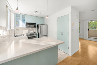 RARE LOFT-STYLE TOWNHOUSE IN THE HEART OF YALETOWN WITH PRIVATE ENTRY OFF THE COURTYARD! - TH8 989 Richards Street