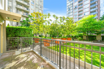 RARE LOFT-STYLE TOWNHOUSE IN THE HEART OF YALETOWN WITH PRIVATE ENTRY OFF THE COURTYARD! - TH8 989 Richards Street