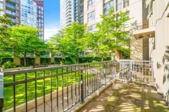 RARE LOFT-STYLE TOWNHOUSE IN THE HEART OF YALETOWN WITH PRIVATE ENTRY OFF THE COURTYARD! - TH8 989 Richards Street