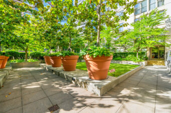 RARE LOFT-STYLE TOWNHOUSE IN THE HEART OF YALETOWN WITH PRIVATE ENTRY OFF THE COURTYARD! - TH8 989 Richards Street