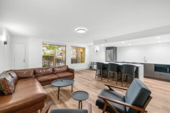 RARE LOFT-STYLE TOWNHOUSE IN THE HEART OF YALETOWN WITH PRIVATE ENTRY OFF THE COURTYARD! - TH8 989 Richards Street