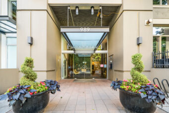 RARE LOFT-STYLE TOWNHOUSE IN THE HEART OF YALETOWN WITH PRIVATE ENTRY OFF THE COURTYARD! - TH8 989 Richards Street