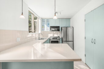 RARE LOFT-STYLE TOWNHOUSE IN THE HEART OF YALETOWN WITH PRIVATE ENTRY OFF THE COURTYARD! - TH8 989 Richards Street