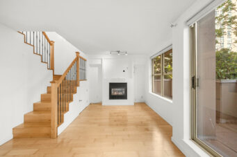 RARE LOFT-STYLE TOWNHOUSE IN THE HEART OF YALETOWN WITH PRIVATE ENTRY OFF THE COURTYARD! - TH8 989 Richards Street