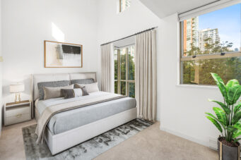 RARE LOFT-STYLE TOWNHOUSE IN THE HEART OF YALETOWN WITH PRIVATE ENTRY OFF THE COURTYARD! - TH8 989 Richards Street