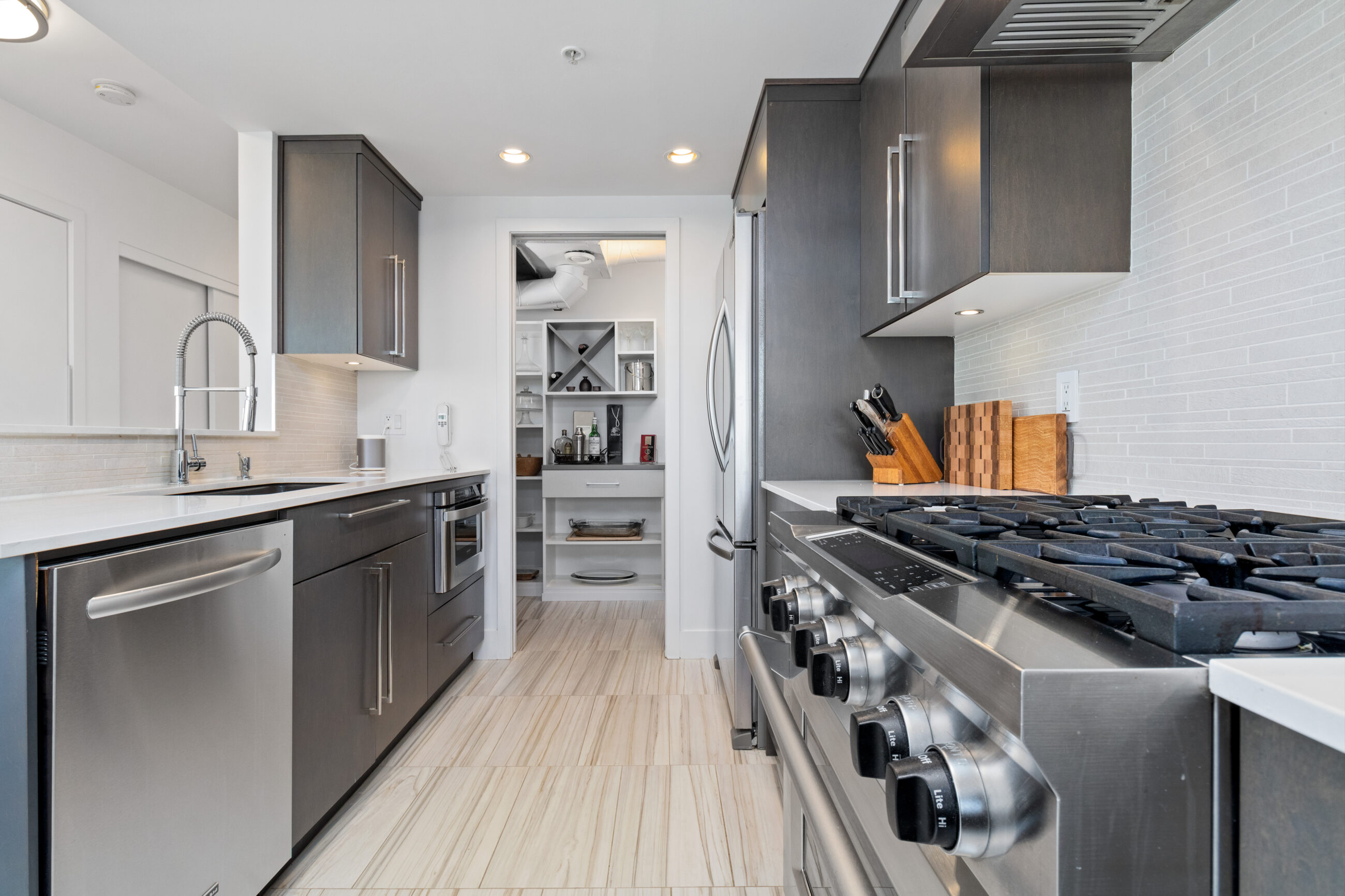 EXCEPTIONAL WATERFRONT TROPHY RESIDENCE ALONG THE PRESTIGIOUS MARINASIDE WATERFRONT PROMENADE - 3307 1033 Marinaside Crescent