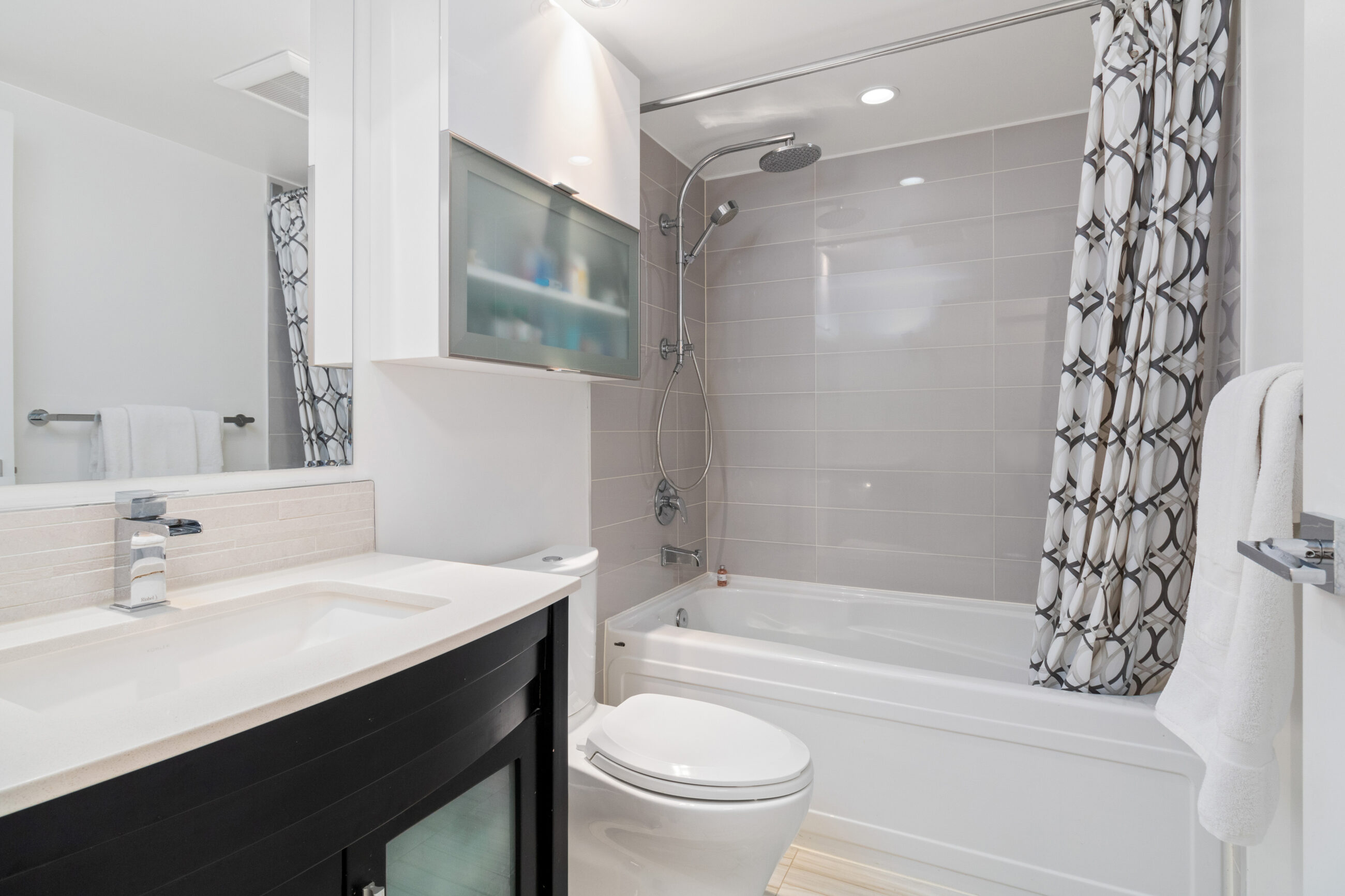 EXCEPTIONAL WATERFRONT TROPHY RESIDENCE ALONG THE PRESTIGIOUS MARINASIDE WATERFRONT PROMENADE - 3307 1033 Marinaside Crescent