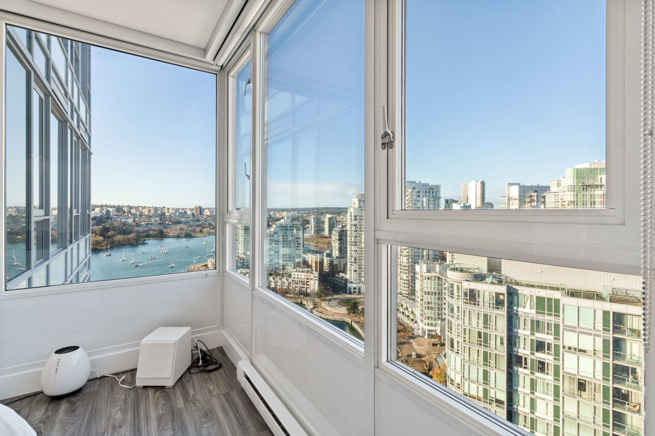 EXCEPTIONAL WATERFRONT TROPHY RESIDENCE ALONG THE PRESTIGIOUS MARINASIDE WATERFRONT PROMENADE - 3307 1033 Marinaside Crescent