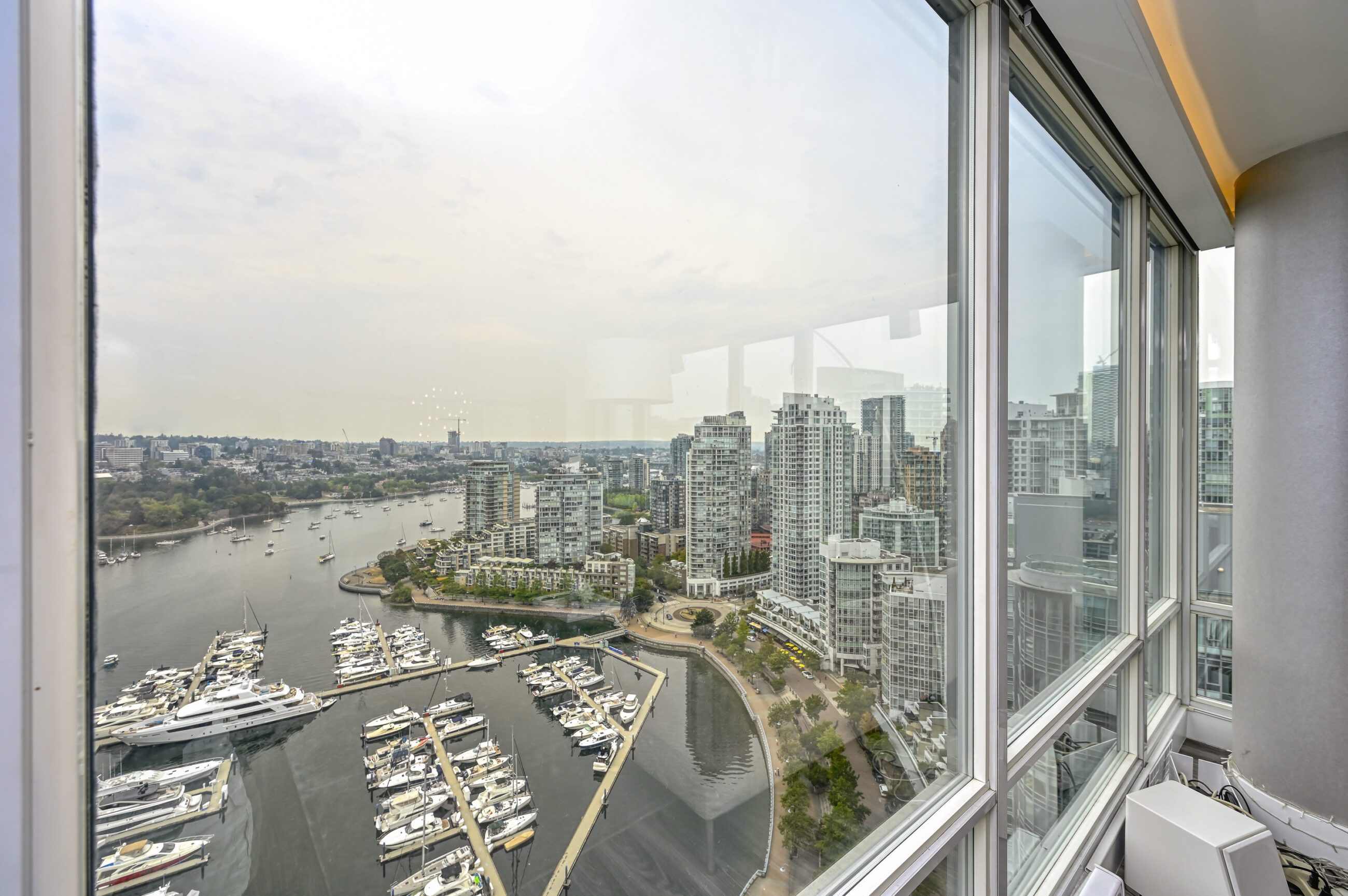 EXCEPTIONAL WATERFRONT TROPHY RESIDENCE ALONG THE PRESTIGIOUS MARINASIDE WATERFRONT PROMENADE - 3307 1033 Marinaside Crescent