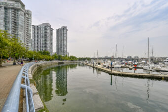 EXCEPTIONAL WATERFRONT TROPHY RESIDENCE ALONG THE PRESTIGIOUS MARINASIDE WATERFRONT PROMENADE - 3307 1033 Marinaside Crescent