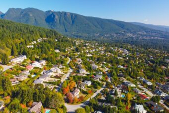 LUXURY BUILD OPPORTUNITY IN THE PRESTIGIOUS CHARTWELL NEIGHBOURHOOD OF WEST VANCOUVER - 1451 Chartwell Drive, West Vancouver
