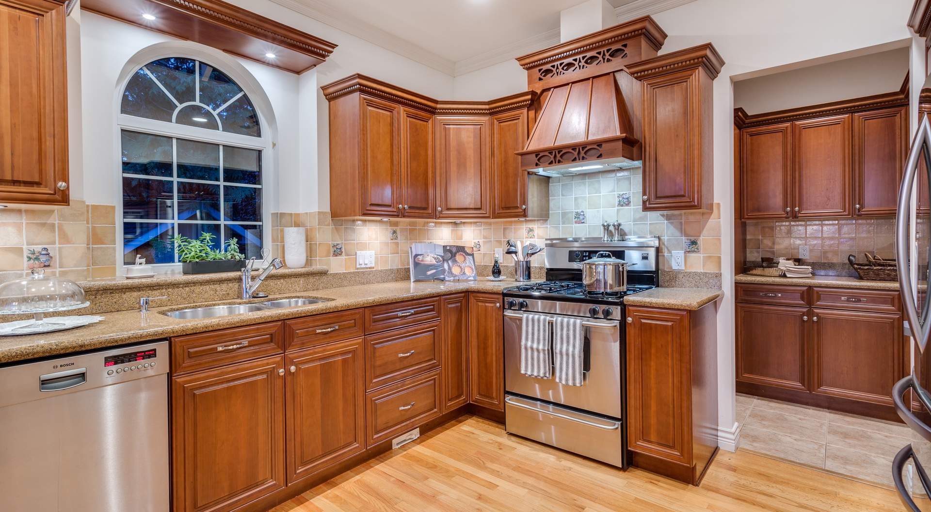 STUNNING CUSTOM HOME IN PRESTIGIOUS WEST BAY – 3395 Thompson Crescent