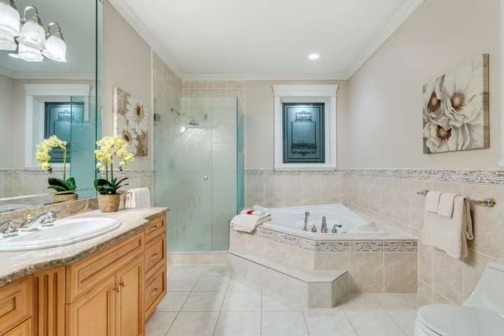 STUNNING CUSTOM HOME IN PRESTIGIOUS WEST BAY - 3395 Thompson Crescent