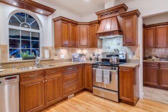 STUNNING CUSTOM HOME IN PRESTIGIOUS WEST BAY - 3395 Thompson Crescent