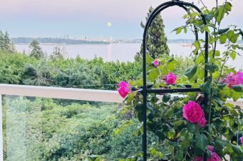 STUNNING CUSTOM HOME IN PRESTIGIOUS WEST BAY - 3395 Thompson Crescent