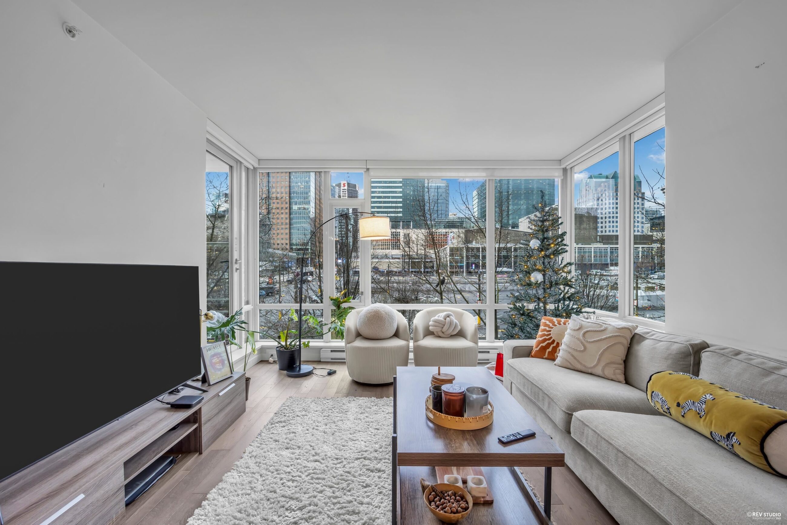 BEAUTIFUL COSMOS APARTMENT BY CONCORD PACIFIC  - 309 161 W Georgia Street, Vancouver