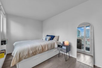 BEAUTIFUL COSMOS APARTMENT BY CONCORD PACIFIC  - 309 161 W Georgia Street, Vancouver