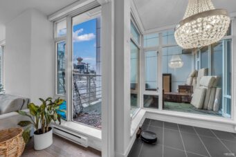 BEAUTIFUL COSMOS APARTMENT BY CONCORD PACIFIC  - 309 161 W Georgia Street, Vancouver