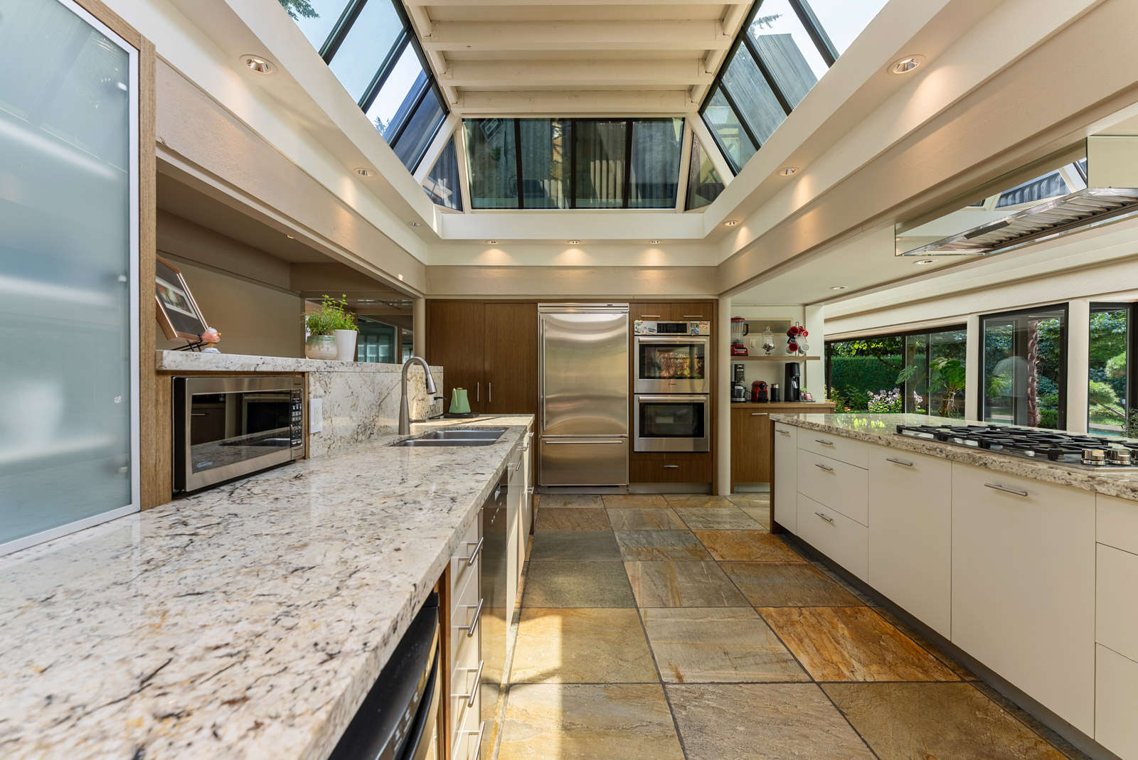 WEST COAST MODERN RESIDENCE IN SENTINEL HILL - Arthur Erickson Residence