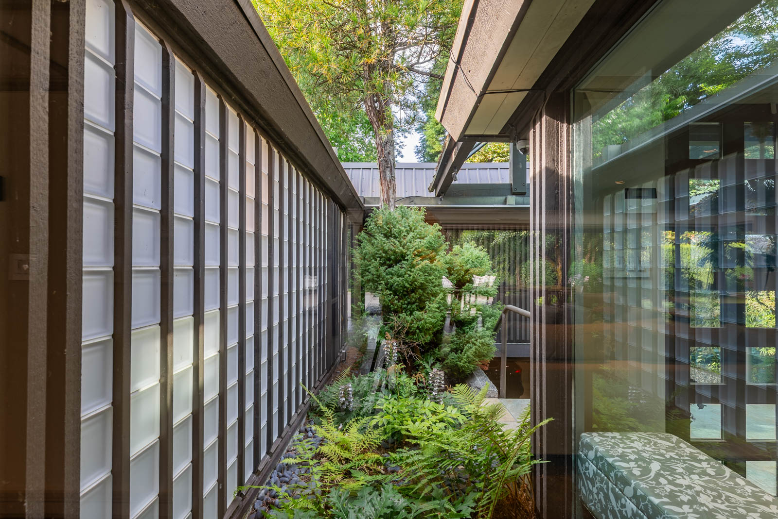 WEST COAST MODERN RESIDENCE IN SENTINEL HILL - Arthur Erickson Residence