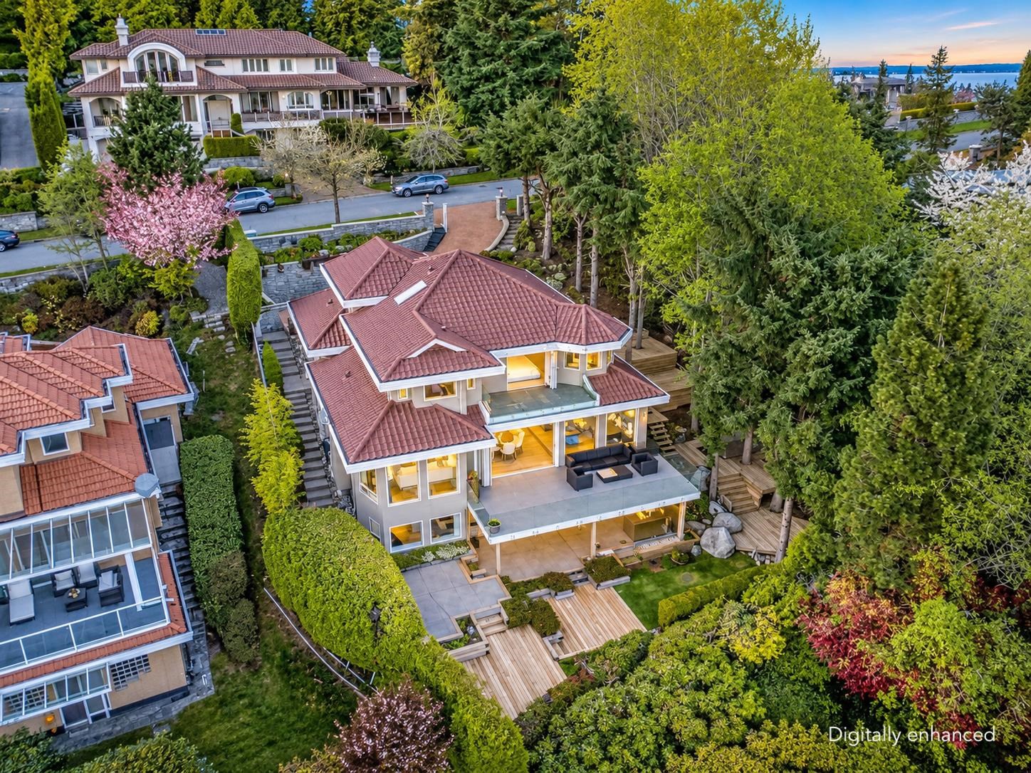 LUXURY RESIDENCE LOCATED IN PRESTIGIOUS CANTERBURY - 1560 Chippendale Court
