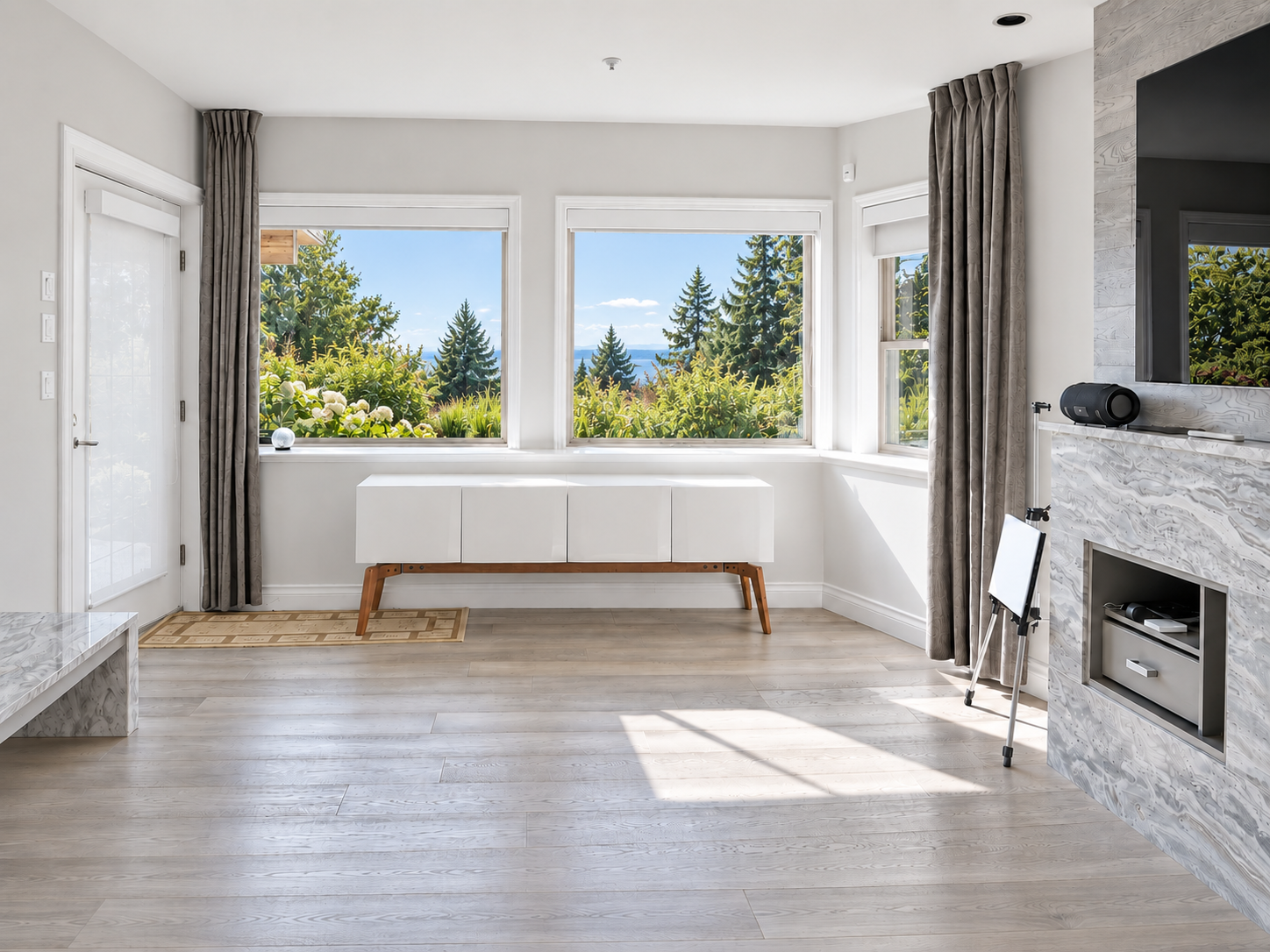 LUXURY RESIDENCE LOCATED IN PRESTIGIOUS CANTERBURY - 1560 Chippendale Court