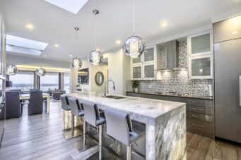 LUXURY RESIDENCE LOCATED IN PRESTIGIOUS CANTERBURY - 1560 Chippendale Court